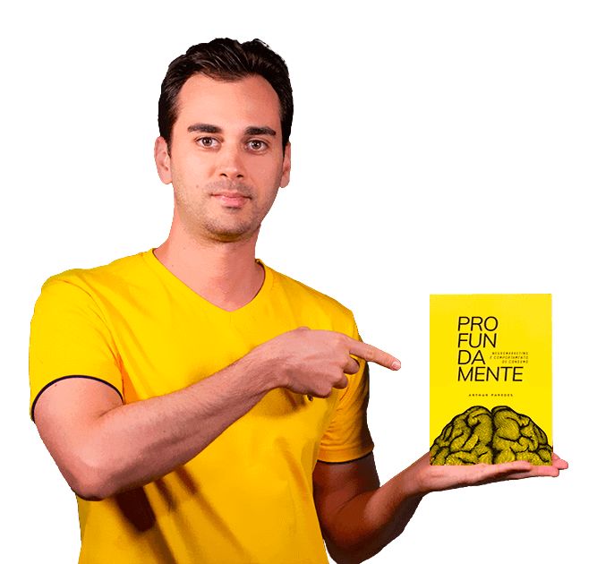 Arthur Paredes segurando livro Profundamente